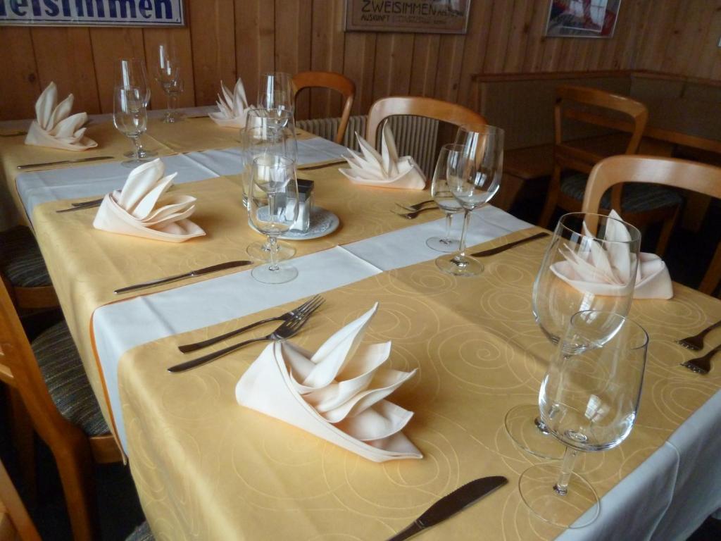 Gasthof Derby Hotel Zweisimmen Luaran gambar
